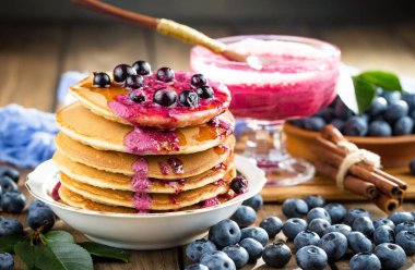 Böğürtlen ve krep, eski bir arka planda.