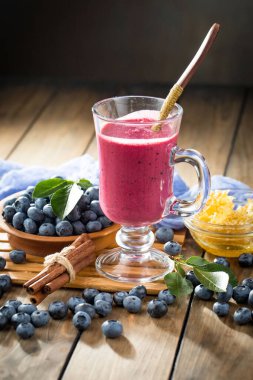 Böğürtlen ve krep, eski bir arka planda.