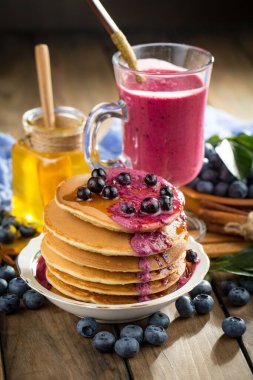 Böğürtlen ve krep, eski bir arka planda.