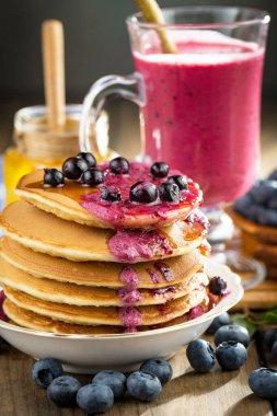 Böğürtlen ve krep, eski bir arka planda.