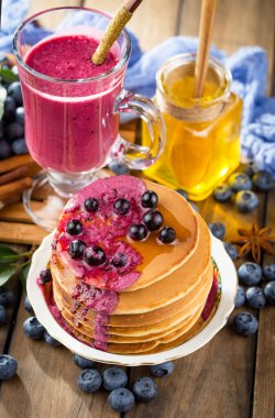 Böğürtlen ve krep, eski bir arka planda.