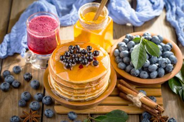 Böğürtlen ve krep, eski bir arka planda.