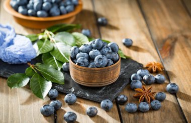 Böğürtlen ve krep, eski bir arka planda.