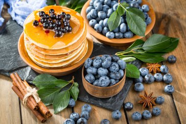 Böğürtlen ve krep, eski bir arka planda.