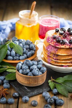 Böğürtlen ve krep, eski bir arka planda.