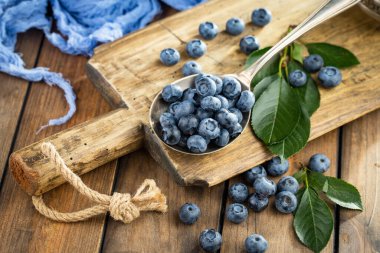 Böğürtlen ve krep, eski bir arka planda.