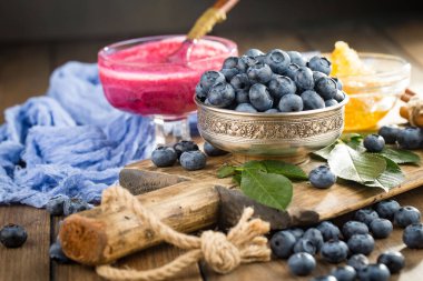 Böğürtlen ve krep, eski bir arka planda.