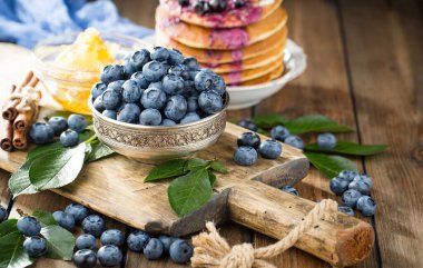 Böğürtlen ve krep, eski bir arka planda.