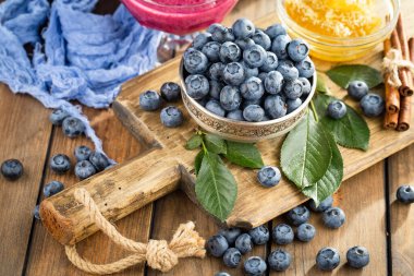 Böğürtlen ve krep, eski bir arka planda.