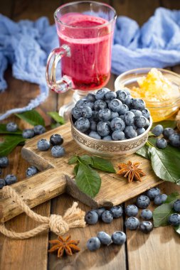 Böğürtlen ve krep, eski bir arka planda.