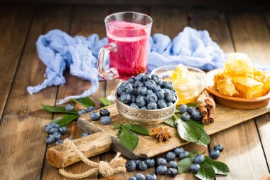 Böğürtlen ve krep, eski bir arka planda.