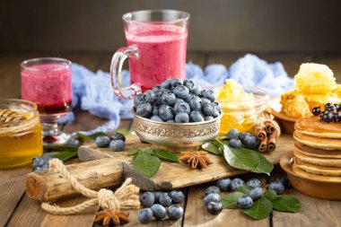 Böğürtlen ve krep, eski bir arka planda.