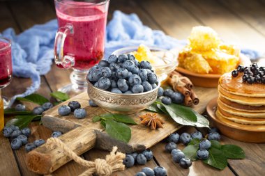 Böğürtlen ve krep, eski bir arka planda.