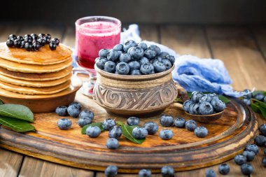 Böğürtlen ve krep, eski bir arka planda.