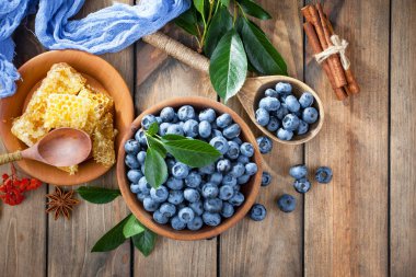 Böğürtlen ve krep, eski bir arka planda.