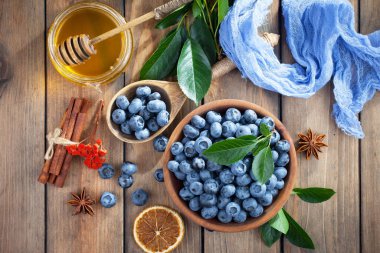 Böğürtlen ve krep, eski bir arka planda.