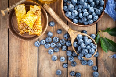 Böğürtlen ve krep, eski bir arka planda.