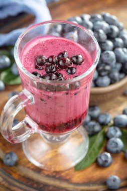 Böğürtlen ve krep, eski bir arka planda.