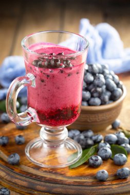 Böğürtlen ve krep, eski bir arka planda.