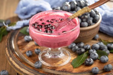 Böğürtlen ve krep, eski bir arka planda.