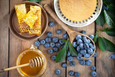 Böğürtlen ve krep, eski bir arka planda.