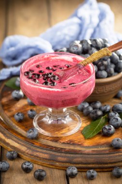 Böğürtlen ve krep, eski bir arka planda.