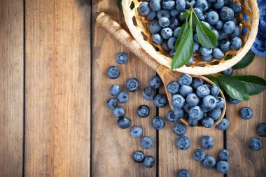 Böğürtlen ve krep, eski bir arka planda.