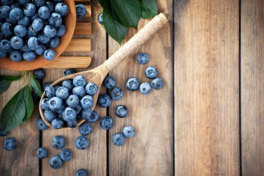 Böğürtlen ve krep, eski bir arka planda.