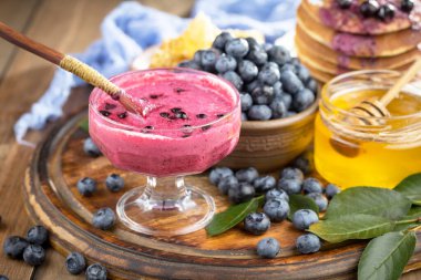 Böğürtlen ve krep, eski bir arka planda.