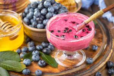 Böğürtlen ve krep, eski bir arka planda.