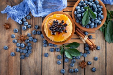 Böğürtlen ve krep, eski bir arka planda.