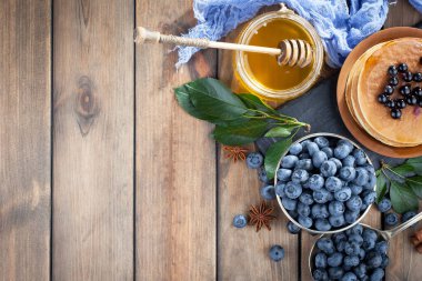 Böğürtlen ve krep, eski bir arka planda.