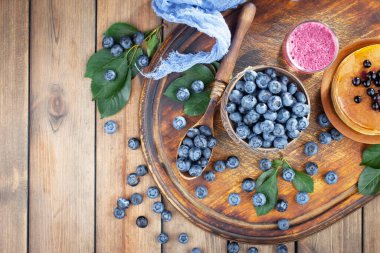 Böğürtlen ve krep, eski bir arka planda.