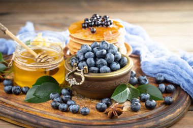 Böğürtlen ve krep, eski bir arka planda.