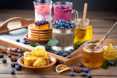 Böğürtlen ve krep, eski bir arka planda.