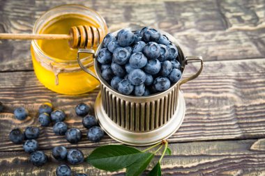 Böğürtlen ve krep, eski bir arka planda.