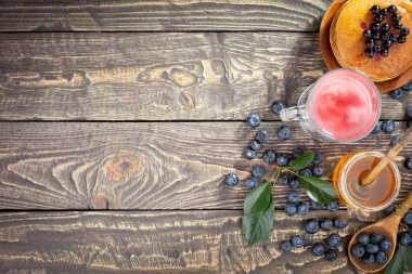 Eski bir arka planda sağlıklı bir kahvaltı. Lezzetli ve sağlıklı yemek kavramı..