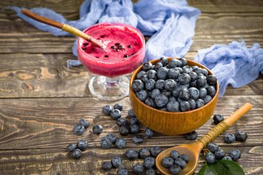 Böğürtlen ve krep, eski bir arka planda.