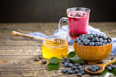 Eski bir arka planda sağlıklı bir kahvaltı. Lezzetli ve sağlıklı yemek kavramı..