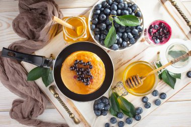 Eski bir arka planda sağlıklı bir kahvaltı. Lezzetli ve sağlıklı yemek kavramı..