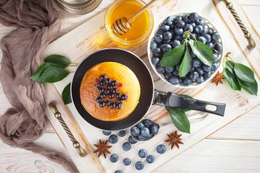 Eski bir arka planda sağlıklı bir kahvaltı. Lezzetli ve sağlıklı yemek kavramı..