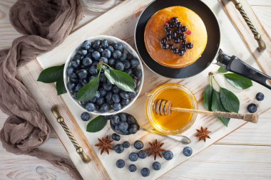 Eski bir arka planda sağlıklı bir kahvaltı. Lezzetli ve sağlıklı yemek kavramı..