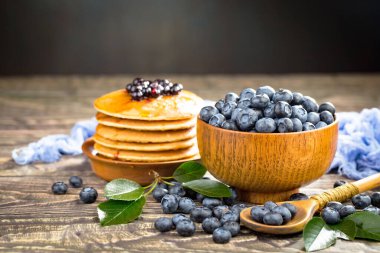 Eski bir arka planda sağlıklı bir kahvaltı. Lezzetli ve sağlıklı yemek kavramı..