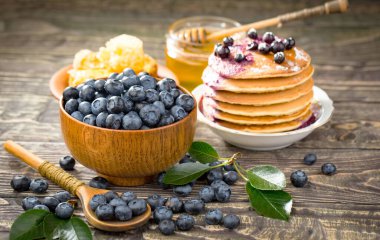 Eski bir arka planda sağlıklı bir kahvaltı. Lezzetli ve sağlıklı yemek kavramı..