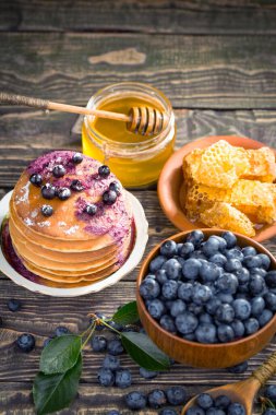 Eski bir arka planda sağlıklı bir kahvaltı. Lezzetli ve sağlıklı yemek kavramı..