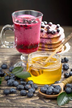 Eski bir arka planda sağlıklı bir kahvaltı. Lezzetli ve sağlıklı yemek kavramı..