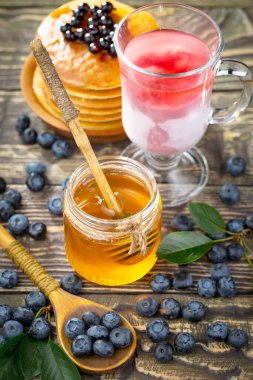 Eski bir arka planda sağlıklı bir kahvaltı. Lezzetli ve sağlıklı yemek kavramı..