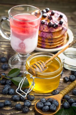 Eski bir arka planda sağlıklı bir kahvaltı. Lezzetli ve sağlıklı yemek kavramı..