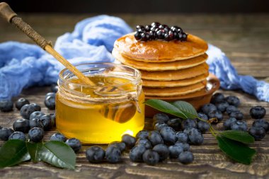 Eski bir arka planda sağlıklı bir kahvaltı. Lezzetli ve sağlıklı yemek kavramı..