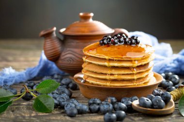 Eski bir arka planda sağlıklı bir kahvaltı. Lezzetli ve sağlıklı yemek kavramı..